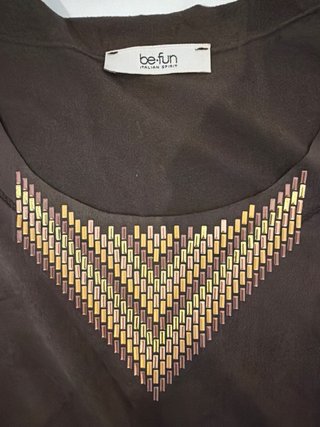 Top Befun marrón con detalles dorados