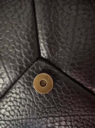 Bolso sobre negro y dorado