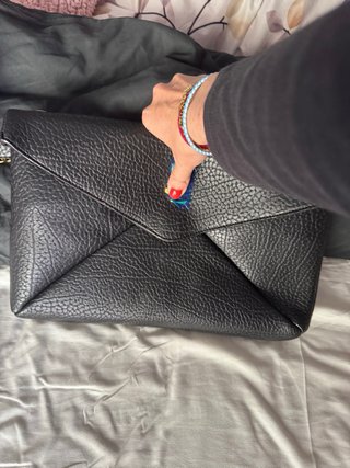 Bolso sobre negro y dorado