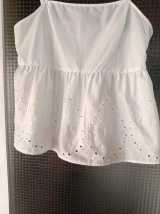 Blusa blanca con goma en pecho Talla 44