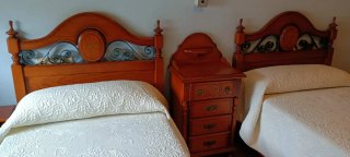 Cabeceros y mesita de madera maciza