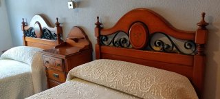 Cabeceros y mesita de madera maciza