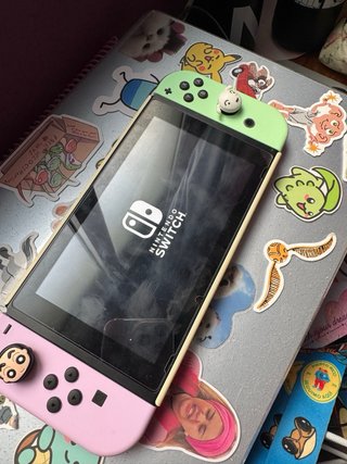 Nintendo Switch con Joy-Con pastello + custodia