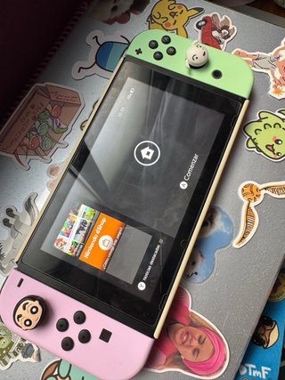 Nintendo Switch con Joy-Con pastello + custodia
