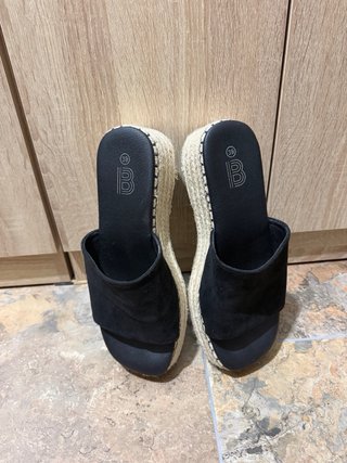 Sandalias de cuña negras