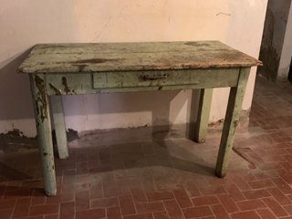 Vecchio tavolo da lavoro in legno