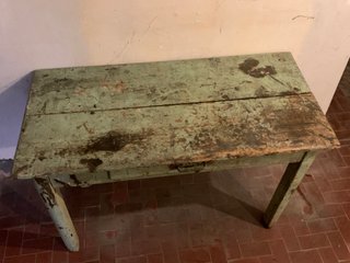 Vecchio tavolo da lavoro in legno