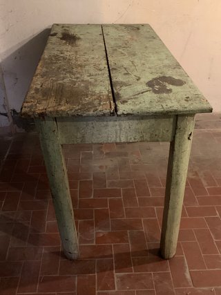 Vecchio tavolo da lavoro in legno
