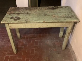 Vecchio tavolo da lavoro in legno