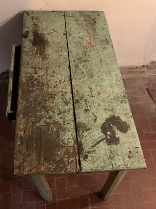Vecchio tavolo da lavoro in legno