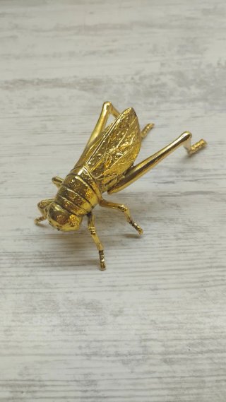 Saltamontes Zara Home metal dorado