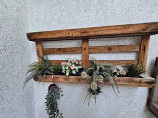 Jardineras verticales estilo palés + plantas