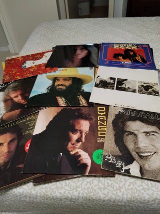 80 vinilos ,hay de todo ideal para mercadillo