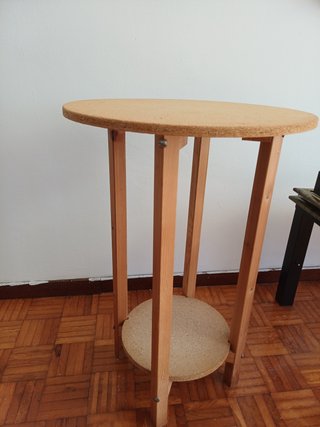 Mesa redonda de madera y corcho