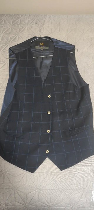 Traje de hombre con chaleco y camisa. Pepe Román