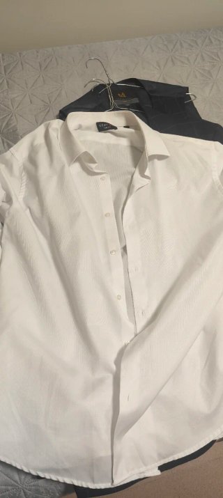 Traje de hombre con chaleco y camisa. Pepe Román