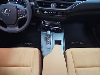 Lexus UX 2.0 300h UX Plus
