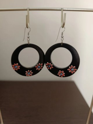 Pendientes largos marrones con flores
