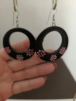 Pendientes largos marrones con flores