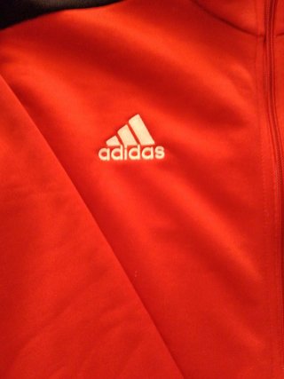 Chaqueta deportiva Adidas roja y negra
