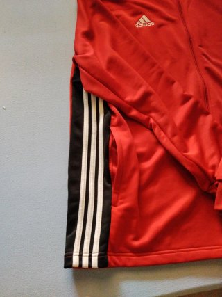 Chaqueta deportiva Adidas roja y negra