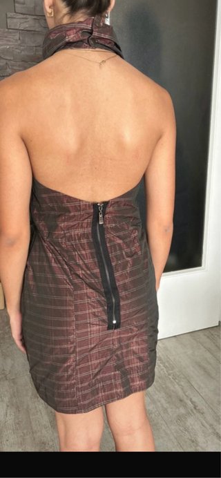 Vestido corto marrón con cuello alto