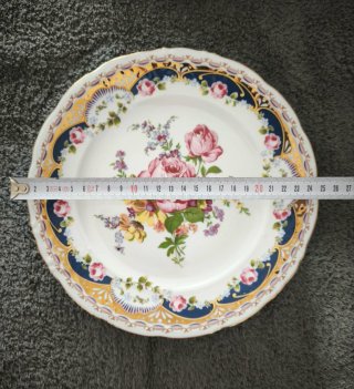 Plato de porcelana con flores
