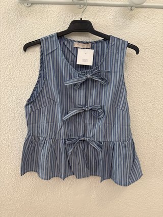 Blusa sin mangas azul con lacitos