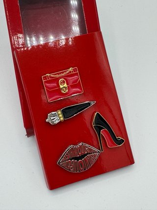 Caja de colección pins Christian Louboutin