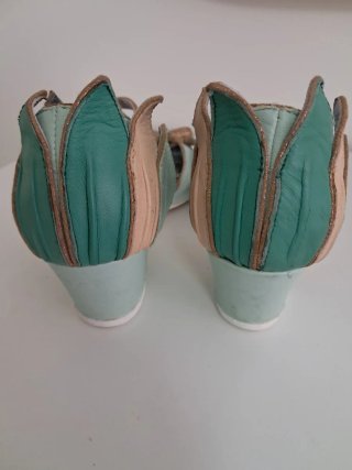 Sandalias verdes con flores