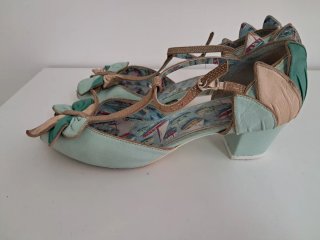 Sandalias verdes con flores