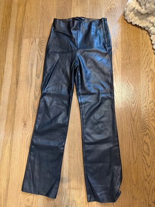 Pantalones efecto piel negros