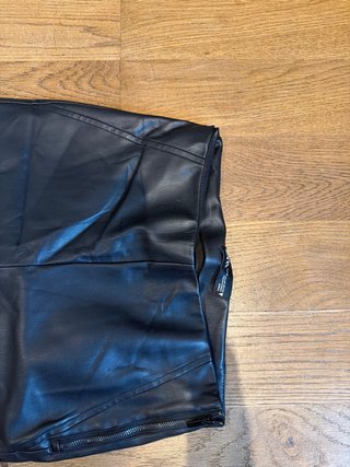 Pantalones efecto piel negros