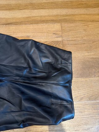 Pantalones efecto piel negros