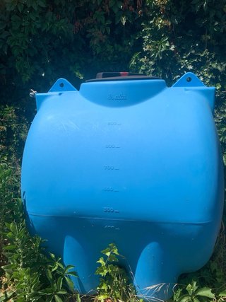 Contenitore acqua giardino blu