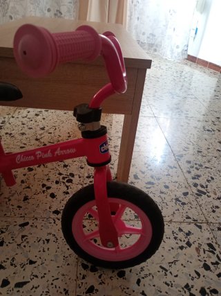 Bicicleta sin pedales rosa Chicco