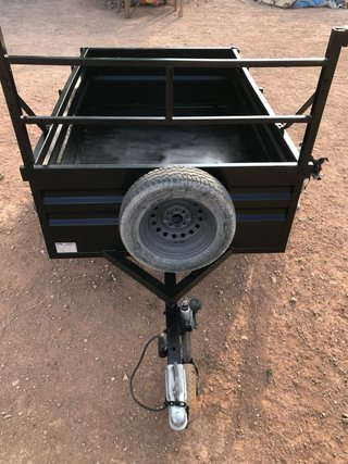 Remolque Carro Negro con Rueda de Repuesto