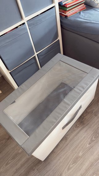 Caja organizadora de tela gris y blanca