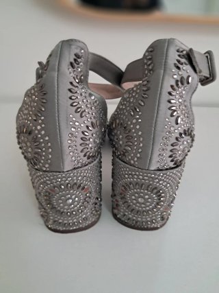 Zapatos Alma en Pena plateados con pedrería