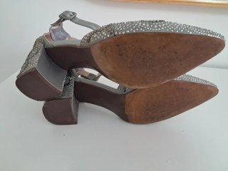 Zapatos Alma en Pena plateados con pedrería
