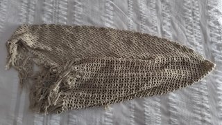 Chal crochet beige con flecos
