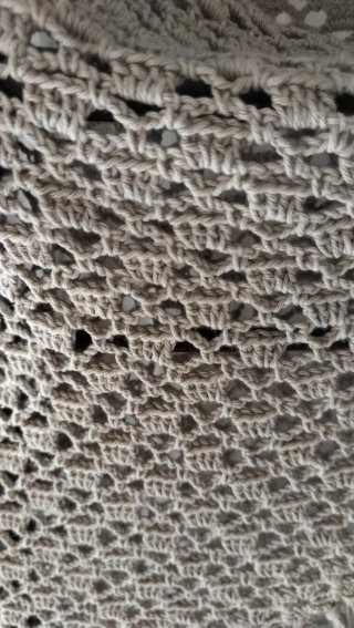 Chal crochet beige con flecos