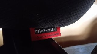 Silla de oficina negra con ruedas