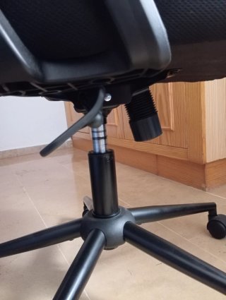 Silla de oficina negra con ruedas