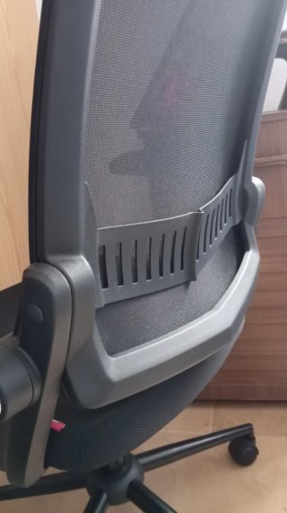 Silla de oficina negra con ruedas