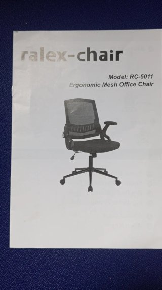 Silla de oficina negra con ruedas