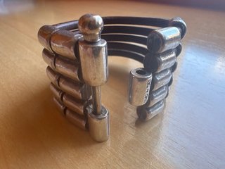 Pulsera de cuero y plata
