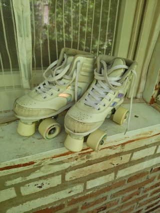 Patines blancos de caña alta Con casco, protecione