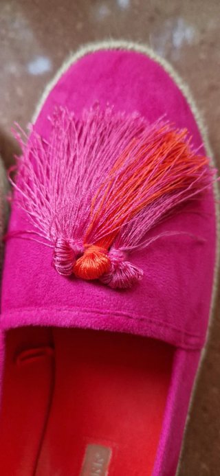 Alpargatas fucsia Primark con detalle de flecos