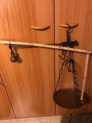 Bilancia antica con piatto in ottone